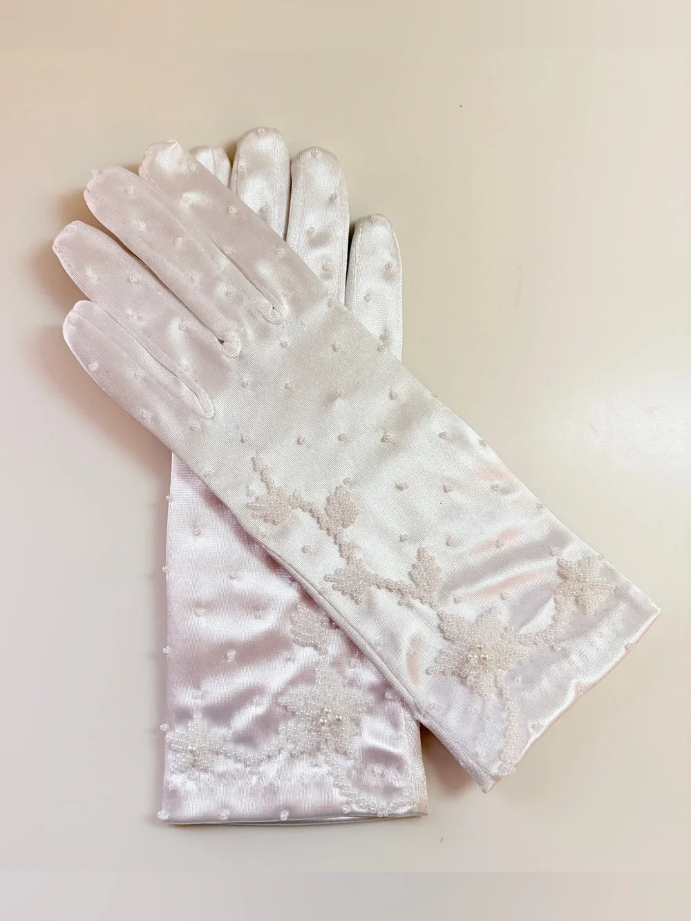 Vtg White Satin Faux Pearl Wrist Gloves Womens Stretch One Size Bridal Formal